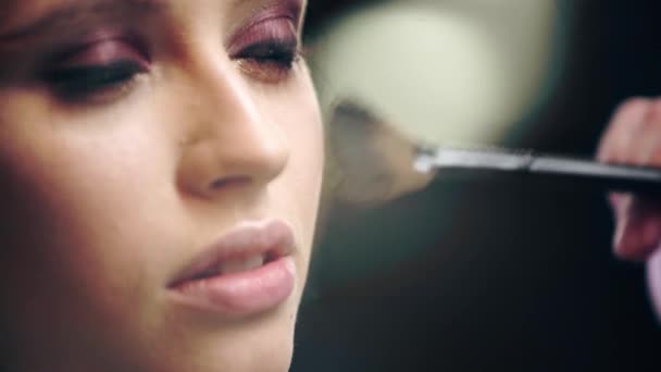 Nahaufnahme Von Make Artist Puder Modell Gesicht Mit Kosmetischen Pinsel — Stockvideo