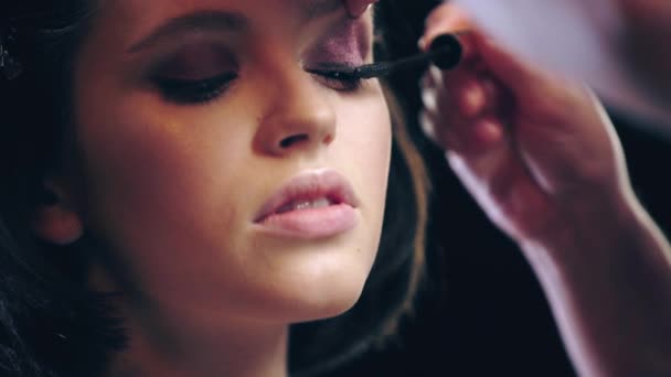 Närbild Bild Makeup Artist Tillämpa Mascara Ögonfransar Isolerade Svart — Stockvideo
