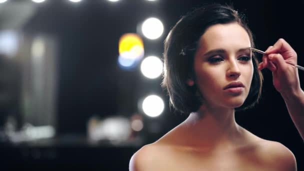 Vista Parcial Maquillaje Artista Cepillado Modelo Ceja Con Luces Bokeh — Vídeos de Stock
