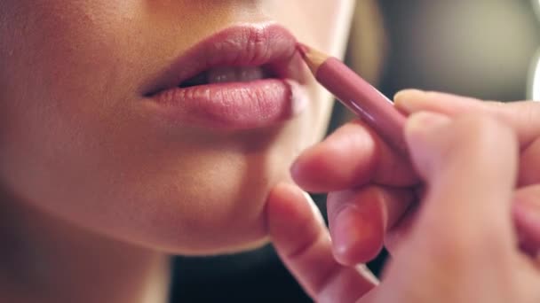 部分视图化妆师应用米色唇铅笔模型嘴唇 — 图库视频影像