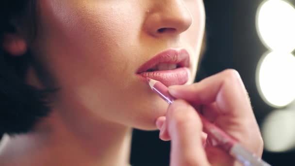 部分视图化妆师应用唇铅笔模型嘴唇 — 图库视频影像