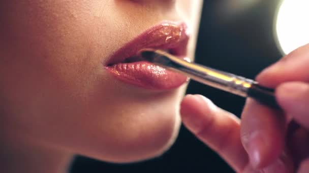 Bijgesneden Beeld Van Make Artiest Toepassen Lip Gloss Model Lippen — Stockvideo