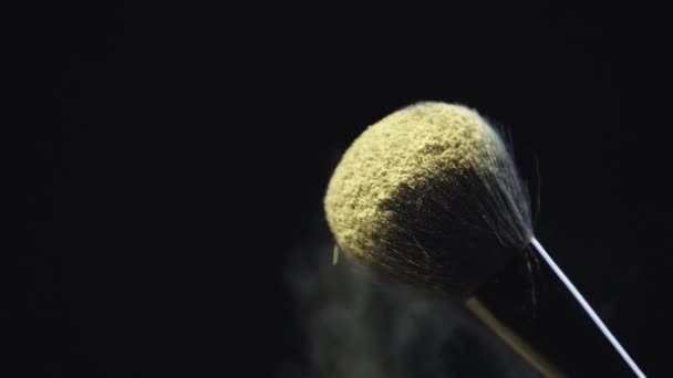 Pousse Ralenti Peinture Holi Jaune Diffusant Pinceau Cosmétique Sur Fond — Video