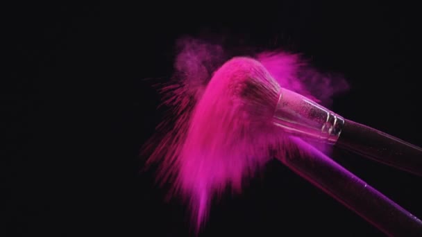 两个化妆刷的慢动作拍摄击中 使粉红色霍利油漆飞溅 — 图库视频影像