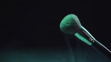 kozmetik fırça düşen yeşil holi boya yavaş hareket ateş