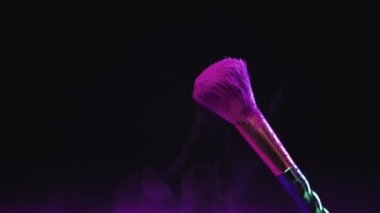 kozmetik fırça dan mor holi boya saçılma yavaş çekim