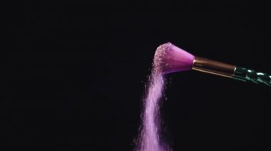 kozmetik fırça sallayarak ve parlak pembe glitter saçılma yavaş hareket ateş