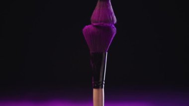 iki kozmetik fırçasürtünme ve renkli mor holi toz saçılma yavaş hareket