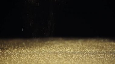 siyah arka plan üzerine düşen parlak altın Parıltılar yavaş çekim