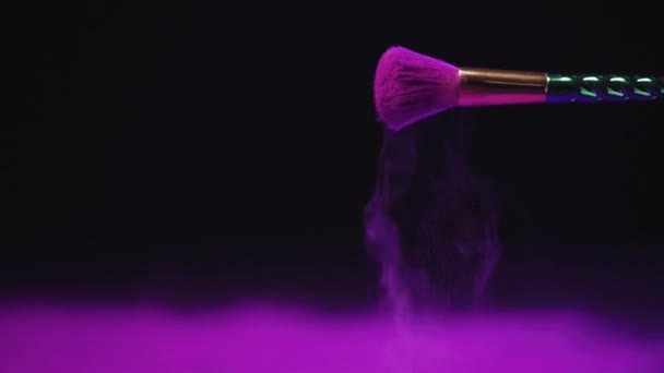 lassított hajtás fényes lila Holi festék szórás a kozmetikai ecset