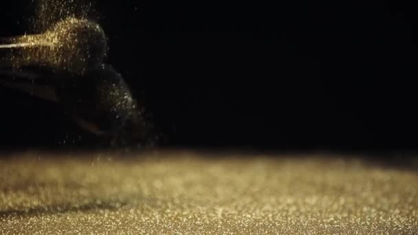 Rodaje Cámara Lenta Dos Cepillos Cosméticos Golpeando Dispersando Brillo Dorado — Vídeos de Stock