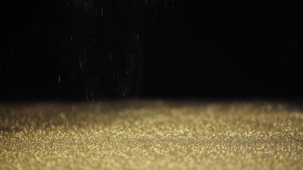 Slow Motion Shoot Van Glanzende Gouden Sparkles Vallen Zwarte Achtergrond — Stockvideo