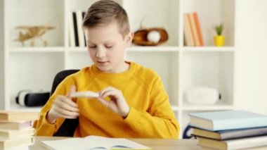 çocuk çizim pusulası kullanarak, akıllı telefon alarak ve evde gülümseyerek