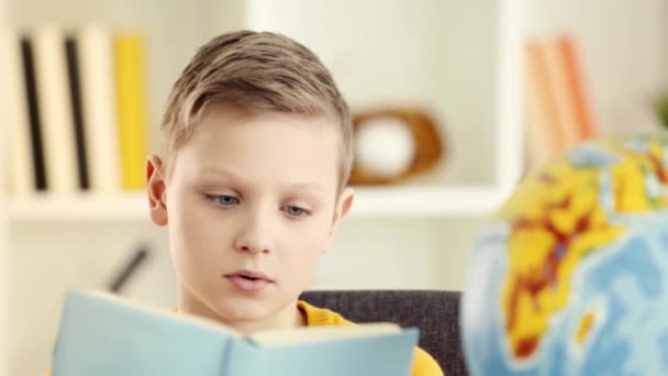 Enfoque Selectivo Lectura Lindo Colegial Poniendo Libro Cabeza Suspirando Casa — Vídeo de stock