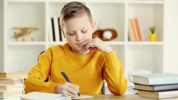 Peinzende School Jongen Schrijven Notebook Aanraken Van Gezicht Zuing Thuis — Stockvideo