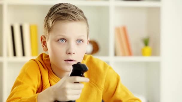 Niño Emocional Sosteniendo Joystick Celebrando Triunfo Después Jugar Videojuego — Vídeo de stock