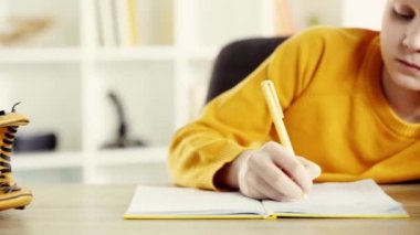 not defterine yazan üzgün çocuk yakın topu ile beyzbol eldiveni, top ile beyzbol eldiveni bakarak, alma ve yürüme 