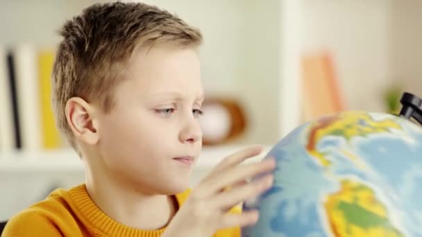 Colegial Mirando Globo Buscando Señalando Con Dedo Sonriendo Casa — Vídeo de stock