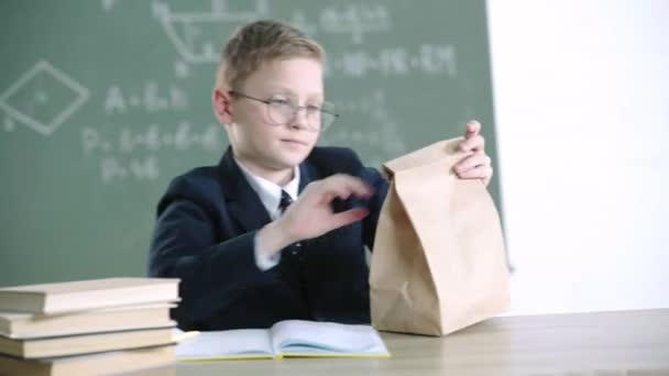 Estudante Feliz Óculos Tomando Saco Papel Olhando Para Maçã Verde — Vídeo de Stock