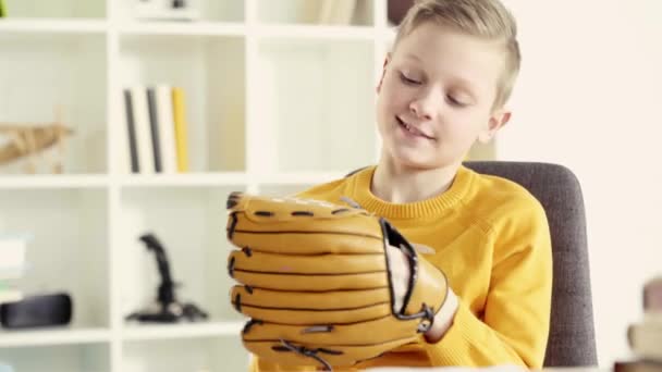 Niño Feliz Lanzando Béisbol Aire Mientras Captura Con Guante Béisbol — Vídeo de stock