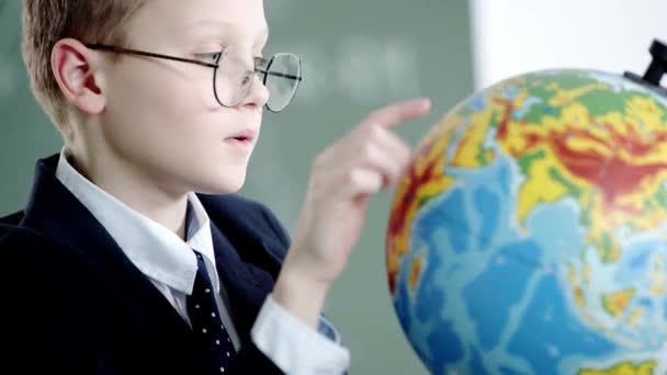 School Jongen Glazen Wijzend Met Vinger Globe Glimlachend Scholen — Stockvideo