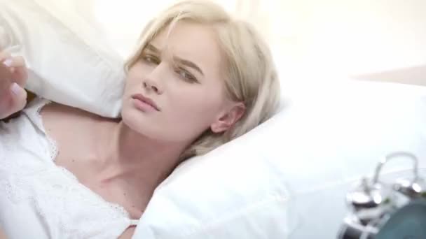 Zaskoczony Blond Dziewczyna Leżącego Łóżku Biorąc Budzik Stojąc — Wideo stockowe