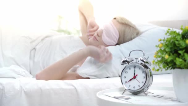 Chica Rubia Despertando Estirándose Quitándose Máscara Dormir Sonriendo Mientras Está — Vídeos de Stock