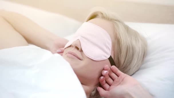 Neşeli Sarışın Kız Uyanma Germe Uyku Maskesi Kapalı Alarak Esneme — Stok video