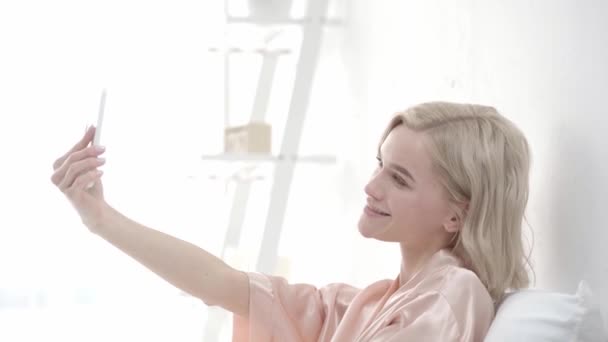 Alegre Rubia Chica Tomando Selfie Smartphone Sonriendo Enviando Besos Tocando — Vídeos de Stock