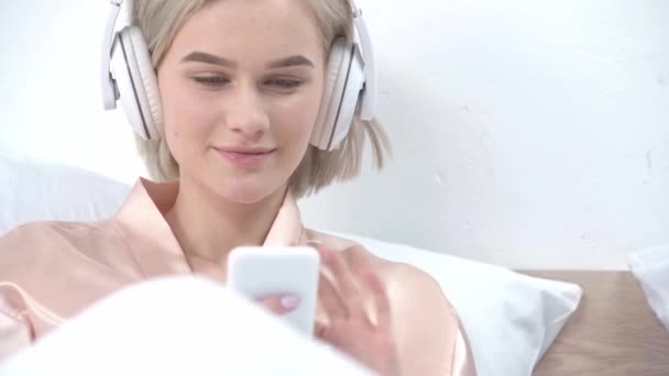 Foco Seletivo Menina Loira Feliz Usando Smartphone Ouvir Música Fones — Vídeo de Stock