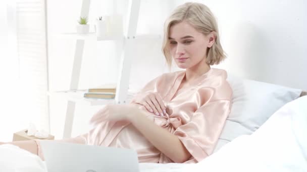 Aufgebrachte Blonde Schwangere Weint Während Sie Sich Film Auf Laptop — Stockvideo