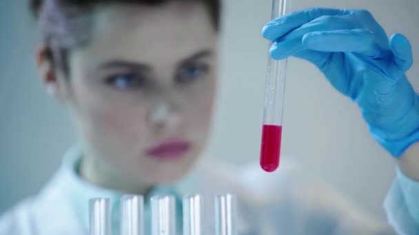 Cientista Sério Olhando Líquido Vermelho Tubo Ensaio Vidro Laboratório — Vídeo de Stock