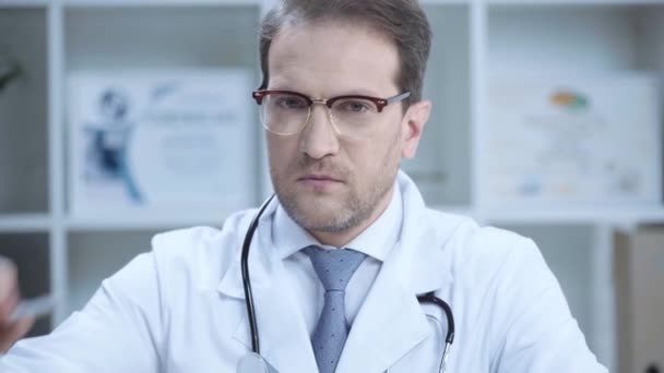 Allvarliga Läkare Glasögon Som Presenterar Cigarett Medan Tittar Kameran Och — Stockvideo
