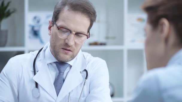 Yakışıklı Doktor Seçici Odak Ray Tanısı Bakarak Meslektaşı Ile Konuşurken — Stok video