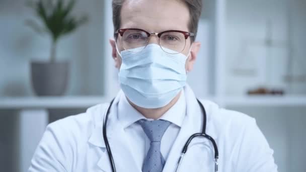 Gözlük Yakışıklı Doktor Tıbbi Maske Koyarak Gülümseyerek Kameraya Bakarak — Stok video