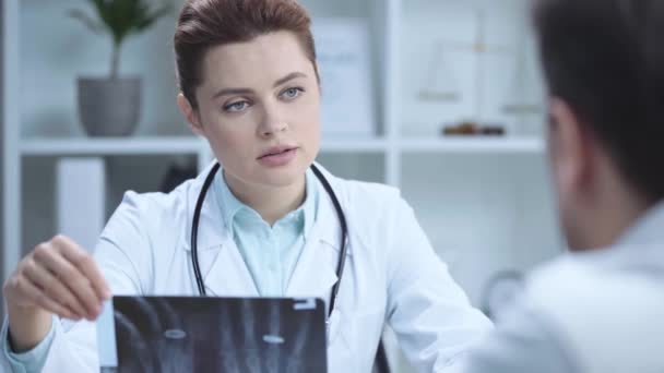 Foco Seletivo Médico Bonito Falando Com Colega Enquanto Segurando Diagnóstico — Vídeo de Stock