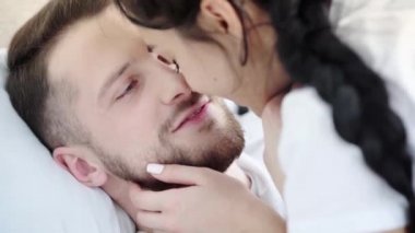 sakallı adam seçici odak kız arkadaşı burun öpüşme ve evde gülümseyerek bakarak 