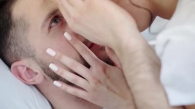 yakışıklı sakallı adam kadın bakarak seçici odak, yüze dokunmave yatak odasında öpüşme 