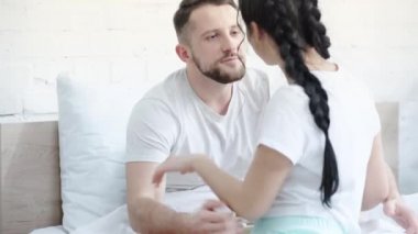 ahşap tepside lezzetli kahvaltı yakınında kadın ile el ele yakışıklı adam seçici odak 