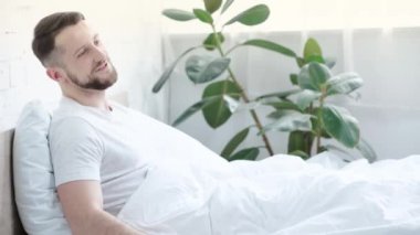 tepside kahvaltı getiren kadın ise akıllı telefon kullanarak neşeli adam, erkek arkadaşı öpüşme kız arkadaşı ve yatak odasında yeme 