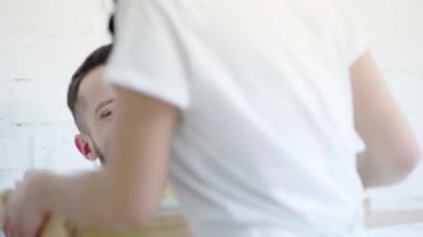 ahşap tepsi ile kadın bakarak adam seçici odak, kız arkadaşı öpüşme, fincan alma ve kahve kokulu 