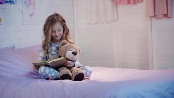 Bonito Preteen Criança Pijama Sentado Cama Com Ursinho Pelúcia Rindo — Vídeo de Stock