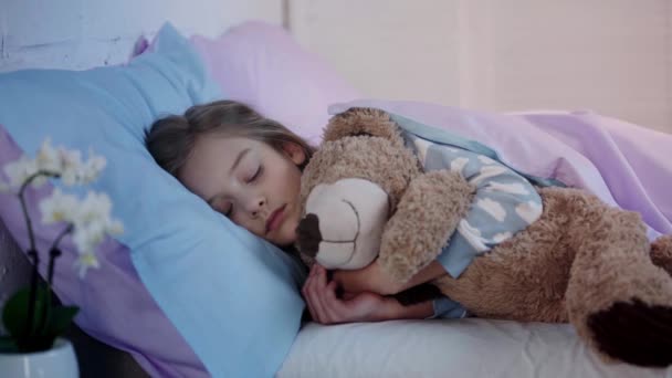 Niedliches Kind Mit Teddybär Schläft Bett Während Das Licht Ausgeschaltet — Stockvideo