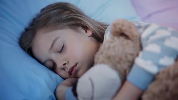 Lindo Niño Con Osito Peluche Cerrando Los Ojos Quedarse Dormido — Vídeo de stock