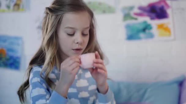 Lindo Niño Pijama Sosteniendo Taza Bebida Dormitorio — Vídeos de Stock