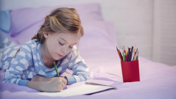 Fokuserad Söt Barn Pyjamas Liggande Sängen Ritning Och Ändra Färgpennor — Stockvideo