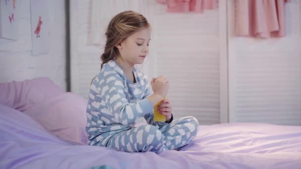 Enfant Pyjama Bouteille Ouverture Boire Jus Orange Regarder Caméra Montrer — Video