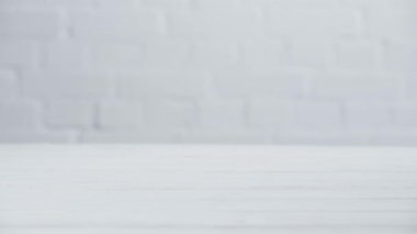 masaya taze süt bardak koyarak kadın kırpılmış görünümü 