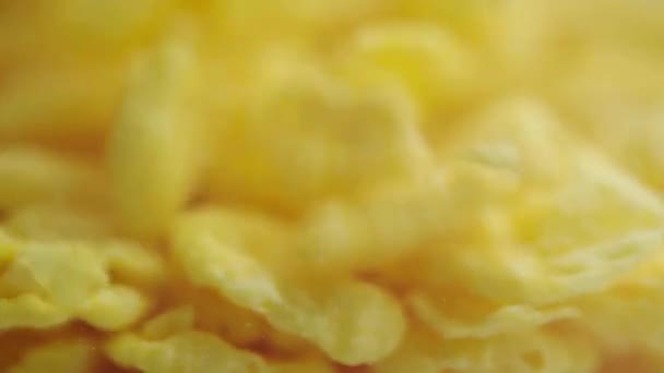 Стійка Фокус Падаючих Смачних Солодких Хрустких Кукурудзяних Пластівців — стокове відео