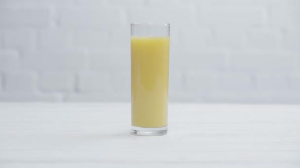Beskuren Syn Kvinnan Tar Glas Färsk Apelsinjuice — Stockvideo